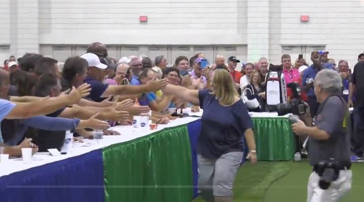 WATCH: Woman wins $25,000 after draining 100ft putt